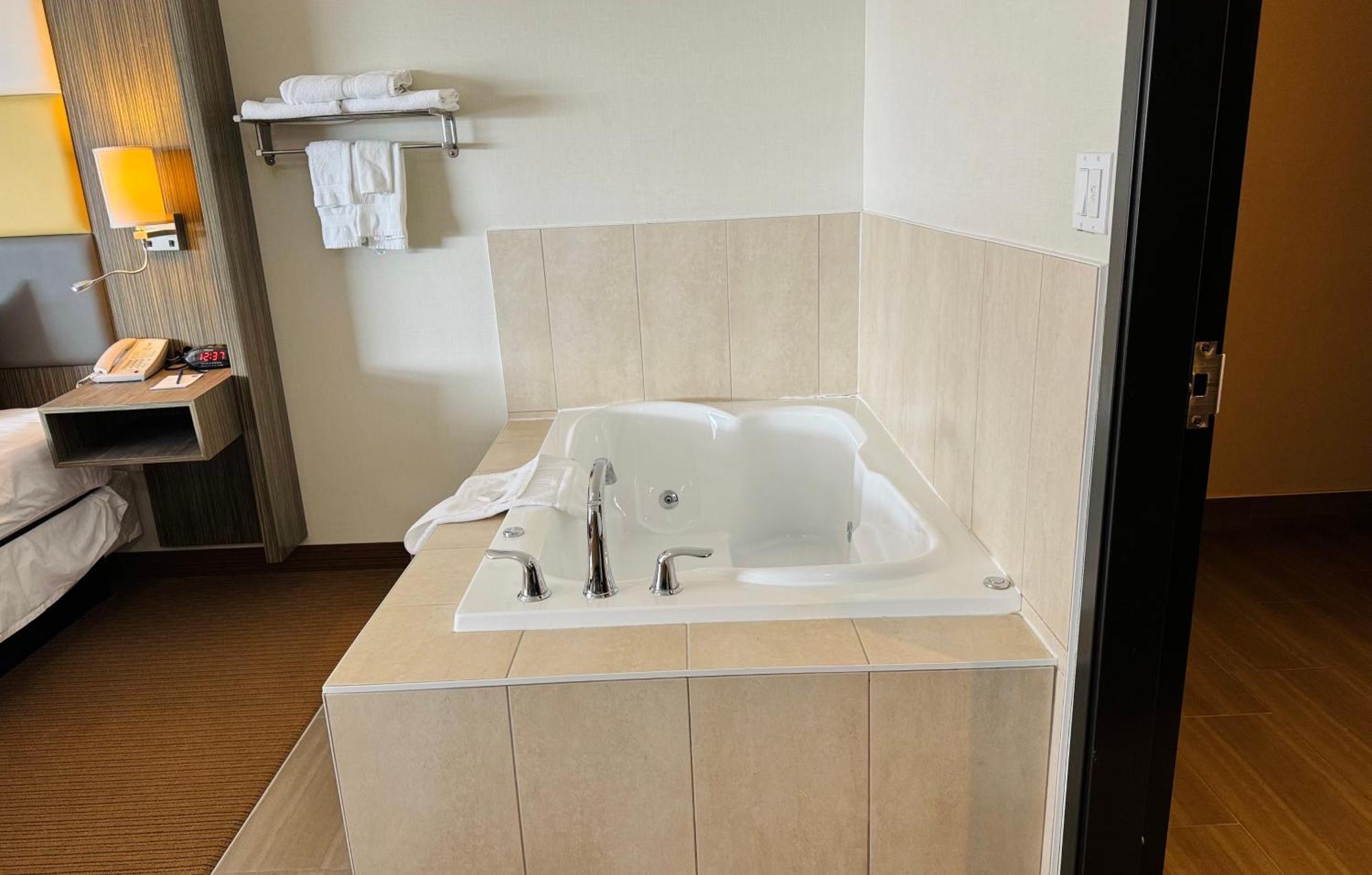 Southfort Inn 萨斯喀彻温堡 外观 照片